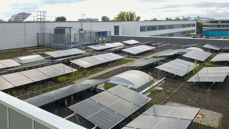 PV system on the roof of the Elbfabrik, a Fraunhofer IFF research factory. A sensor system can detect faults in large-scale PV systems at an early stage.(Image: Fraunhofer IFF/Anne Bornkessel)