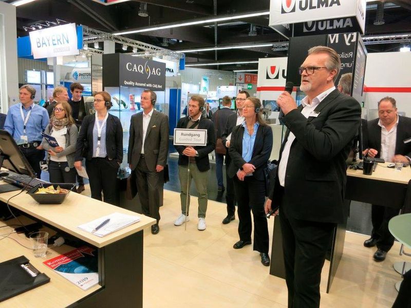 Am Stand der CAQ AG erfuhren die Teilnehmer der Guided Tour von Harald Dimmler, warum es in der Medizintechnik heute mehr denn je gilt, die Vorteile der Digitalisierung und Vernetzung von Informationen zu nutzen, um Wettbewerbsfähigkeit und Zukunftssicherheit zu gewährleisten. (Reinhardt/Devicemed)