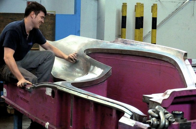 Höchste Präzision im Werkzeugbau erfordert trotz modernster Technik immer noch ein großes Maß an Handarbeit für die Feinheiten – ein Job für die Ausprobespezialisten der GIW. (Bild: Kuhn)