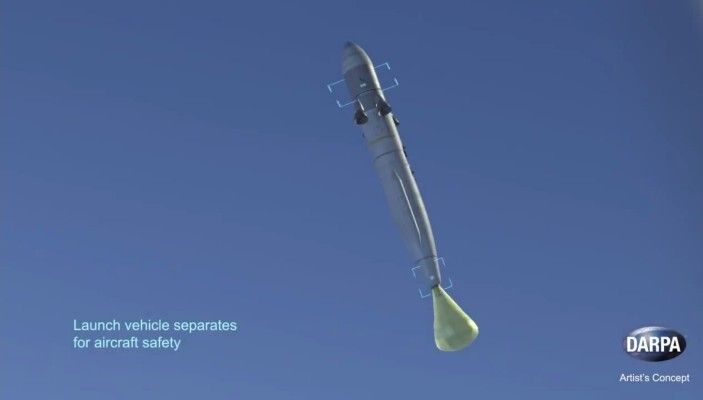 Vor dem Start der Triebwerke wird der Satellit mit seiner Transporstufe vom Flugzeug getrennt (Bild: DARPA)