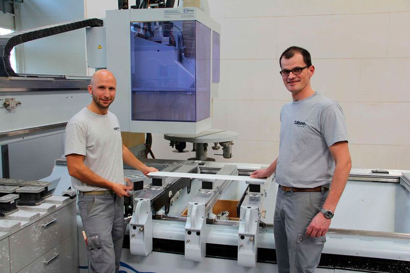 Patrick Huwiler (links) und Pirmin Meier sind sehr zufrieden mit der Vakuum-Spannlösung von Schmalz. (Schmalz)