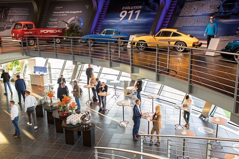 Angeregte Gespräche in einem attraktiven Ambiente. (Bild: Max Niemann)