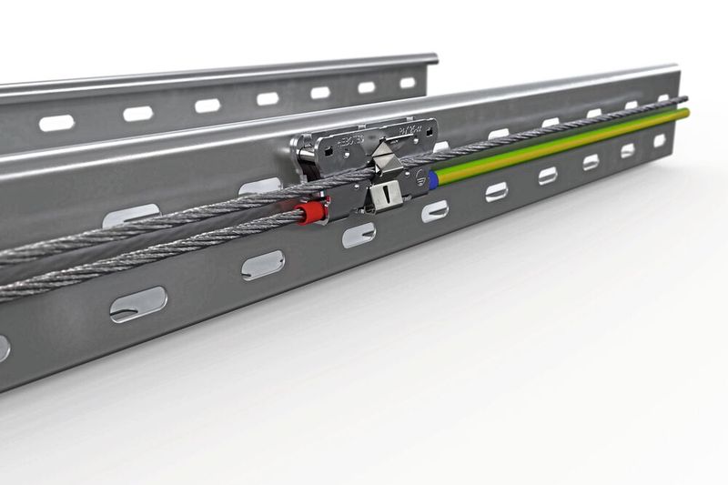 Zusätzliche Roboter, Schaltschränke, Bedienpulte oder sonstige Verbraucher lassen sich mit der PAK 25 von Hebotec einfach in das EMV-Konzept einer bestehenden Fertigungslinie integrieren. Die Klemme ermöglicht eine schnelle und werkzeuglose Anbindung ans Leiterseil, das in industriellen Anwendungen mit hoher elektromagnetischer Belastung für den Potentialausgleich sorgt und EMV-Störungen verhindert. Hannover Messe 2025: Halle 6, Stand F32 (Bild: Hebotec)