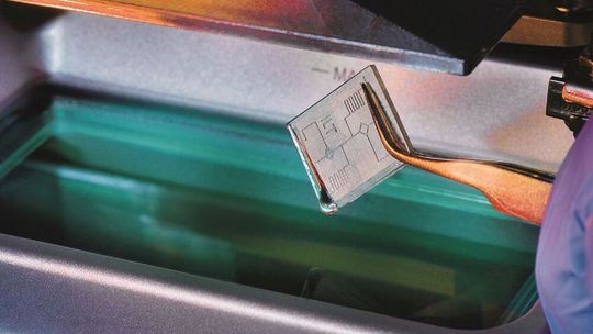 Der HoPro-3D genannte 3D-Drucker vereint die zwei Verfahren Digital Light Processing (DLP) und Multiphotonenpolymeriation (MPP). Er erlaubt die Herstellung von Bauteilen mit einer Grundfläche von bis zu 60 x 100 Quadratmillimeter.(Bild:  Fraunhofer ILT)