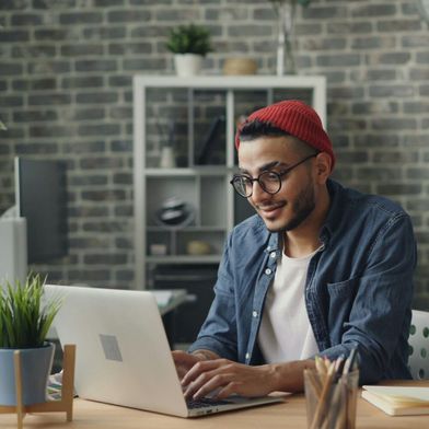 Regelmäßiges Vertriebstraining sollte bei Unternehmen ganz oben auf der Agenda stehen – egal ob online oder präsent. Heutzutage können Künstliche Intelligenzen dabei unterstützen. (Bild: Pexels)