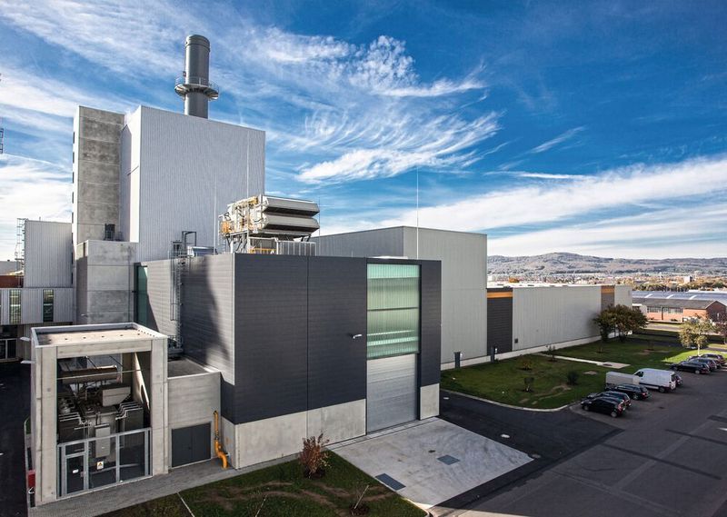 Kassel (Baunatal): Das Volkswagenwerk Kassel steht gar nicht in Kassel, sondern im nahen Baunatal. Der 1958 gegründete Standort ist heute das weltweit größte Komponentenwerk des Konzerns und mit 16.800 Mitarbeitern größter deutscher VW-Standorte nach Wolfsburg. Produziert werden Getriebe und Abgasanlagen für Verbrenner sowie die E-Motoren für die Elektro-Modelle. In einer eigenen Gießerei entstehen auch Teile für Karosserie und Fahrgestell. Zum Standort gehört zudem das größte Ersatzteillager Europas, das die Originalteile der Marken VW, Audi, Skoda und Seat weltweit vertreibt.  (Bild: Volkswagen AG)