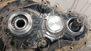 Zur Veranschaulichung der Neukonstruktion von ARRK Engineering diente eine durchsichtige, ebenfalls konzernintern entwickelte, zweite Hälfte des Getriebegehäuses. Diese soll im Laufe des Jahres durch ein funktionsfähiges Bauteil ersetzt werden. (ARRK Engineering)