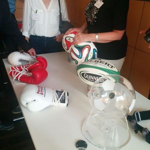 Drahtlose Funktechnik in Boxhandschuhen, Football oder im Fußballl: Das Fraunhofer IIS aus Nürnberg hat verschiedene Systeme entwickelt, um Sporter zu unterstützen.