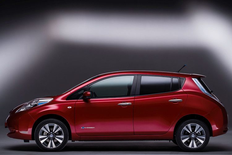 Der neue Leaf ist komfortabler und geräumiger als zuvor, die Linienführung der Außenhaut erscheint etwas dynamischer. (Foto: Nissan)