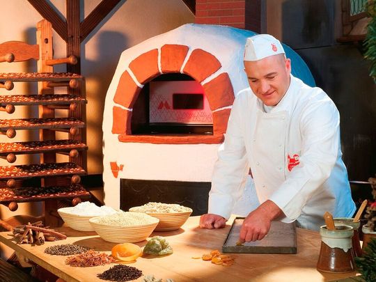 Ist denn schon wieder Weihnachten, fragte einst der „Kaiser Franz“ die Fernsehzuschauer. Das ist es zwar noch lange nicht, doch die Öfen der Lebkuchenproduzenten in Deutschland sorgen bereits für Nachschub aller Art. Hier ein Schnappschuss von Lebkuchen Schmidt in Nürnberg ...(Bild:  Lebkuchen Schmidt)