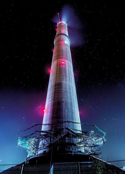 Besonders bei Nacht kommen die 22 roten LED-Hindernisfeuer von Werma besonders gut zur Geltung und machen den Thyssenkrupp-Testturm in Rottweil sicher (Werma)