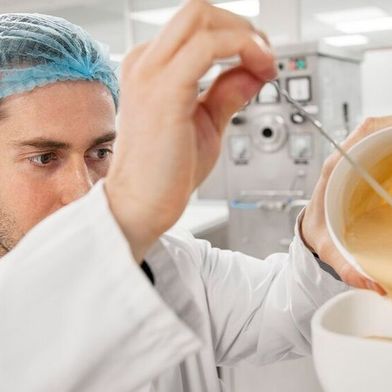 Flüssige Aromen von Symrise verleihen Milchprodukten wie Joghurt, Desserts oder Getränken ihren charakteristischen Geschmack – hergestellt mit Prozesstechnologie von GEA.  (Bild: Symrise )