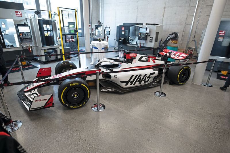 Le showroom de l'Experience Center regroupe des solutions pour la fabrication soustractive et additive. (Source : Urma SA)