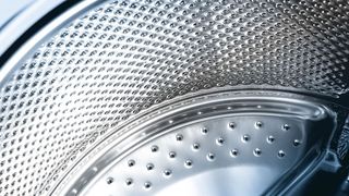 Das Fügen dünner Bleche ist in Auto- und Weißwarenindustrie ein alltägliches Geschäft. Damit das noch besser gelingt, hat Arnold Umformtechnik eine patentierte Möglichkeit ersonnen, mit der Bleche auch noch prozesssicher verschraubt werden können, wenn sie nur ein Viertel des Schrauben-Nenndurchmessers stark sind, heißt es - ohne zusätzliche Fügehilfen. Sheetite heißt diese Schraubenalternative. (Arnold Umfortechnik)