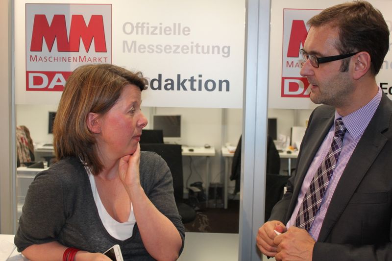 Am Dienstagabend wurde bei der Vogel Business Media am Messe-Stand in Halle 9 traditionell auf eine erfolgreiche Hannover Messe 2014 angestoßen. Gute Gespräche und Live-Musik von der Band „Famos“ sorgten bei den zahlreichen Standpartygästen für eine ausgelassene Stimmung. (Siegl/Vogel Business Media)