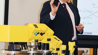 Radar-Füllstandmessung im Wandel der Zeit: Geschäftsführer Günter Kech präsentiert alle Vega-Radar-Sensoren (ganz links das erste Gerät von 1991, ganz rechts der neueste und kleinste Radar-Sensor – der Vegapuls 64). (Mühlenkamp)