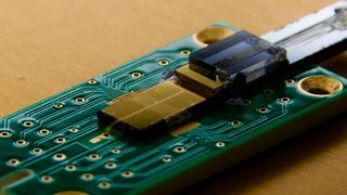 Durch den Ionenfallen-Chip mit integrierten Wellenleitern sollen zukünftig für Störungen anfällige Quantenoperationen ermöglicht werden.  (Bild: Eidgenössische Technische Hochschule Zürich)