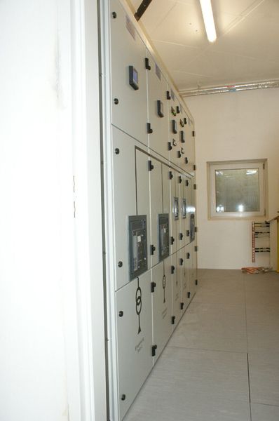 Abbildung 13: Der Raum mit einer von zwei NSHV (Niederspannungshauptverteilung); Hexal hat aus Redundanzgründen zwei identische NSHVs installiert. (Bild: Ostler)