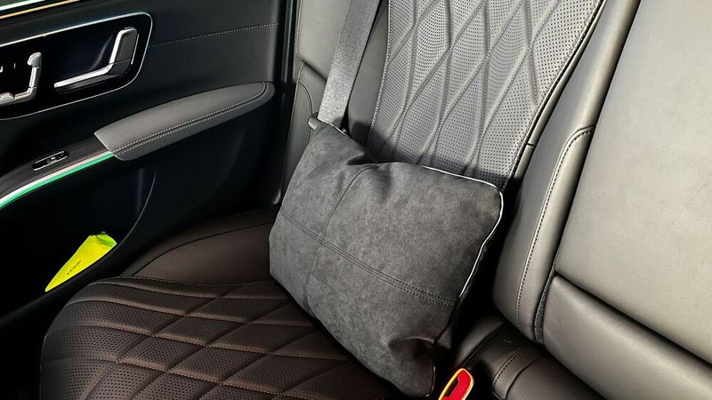 Natürlich sitzt es sich auch hinten bequem. Mercedes bietet nun außerdem ein „Fondkomfort-Paket Plus“ an. Für 3.867 Euro gibt es dann unter anderem extra weiche Executive-Sitze, eine Nacken-Heizung und die Massagefunktion. (Bild: Simon – VCG)