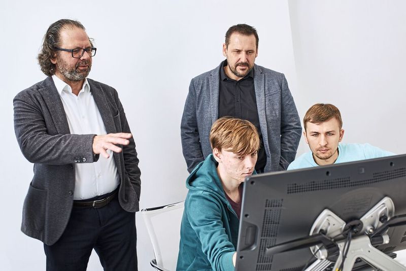 Im Rahmen eines Workshops bei Skoda Design in Mladá Boleslav trafen die Teilnehmer Chefdesigner Oliver Stefani (li.). (Bild: Skoda)