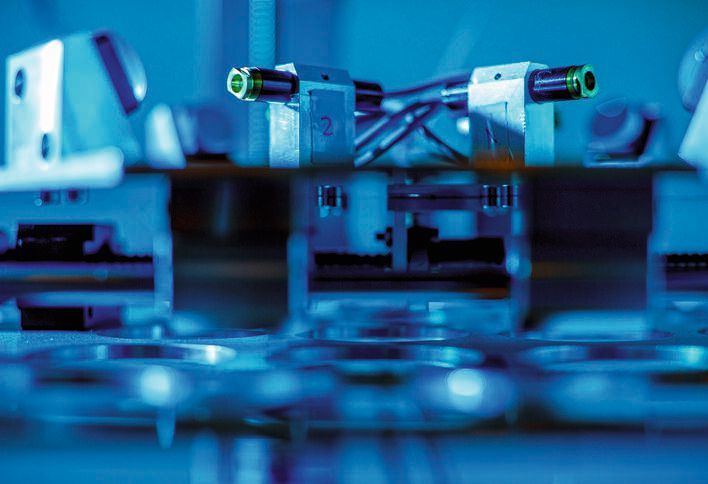 Zwei der vier Laser, deren Strahlen mit geringer Intensität in das Harz eindringen. (Bild: Thilo Schmülgen)