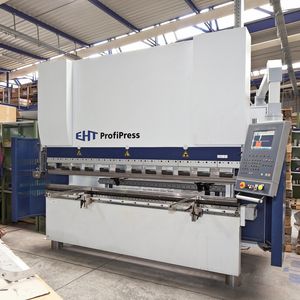 Die Auslegung der Oberwerkzeug-Klemmung der Profipress erlaubt auch den Einsatz überhoher Stempel.