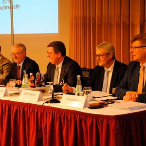 Aud dem Podium: (v.li.) Ansgar Staudinger (Uni Bielefeld), Wolfgang Ball (Ex-BGH-Richter), Christian Reinicke (ADAC), Ulrich Dilchert (ZDK) und Ansgar Klein (BVfK).(Bild:  Baeuchle)