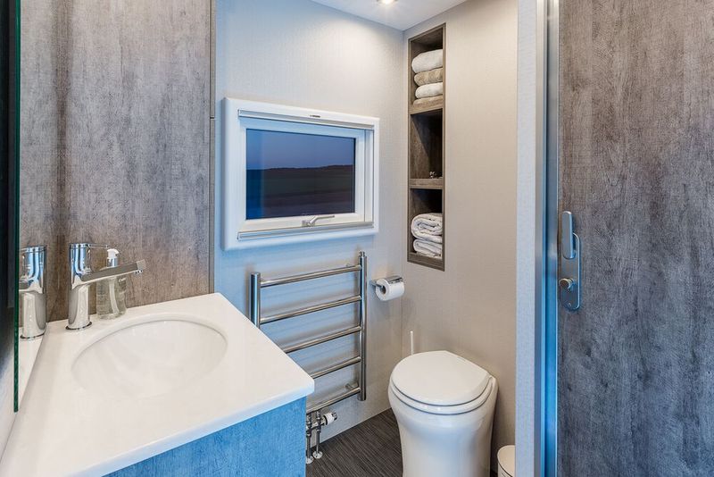 Auch das Bad ist für Reisemobilverhätnisse ungemein komfortabel. (Bild: Magellano)