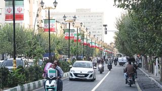 Straßenszene in Teheran (Bild: picture alliance/dpa/TASS)