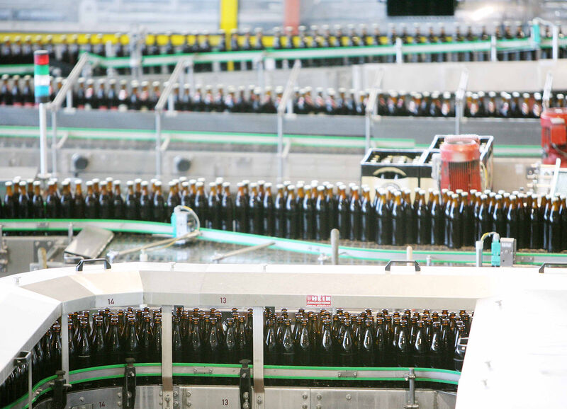Um auf den wechselnden Geschmack der Kunden und die von ihnen gewünschte Markenvielfalt reagieren zu können, müssen neue Biersorten schnell auf den Markt gebracht werden. Dies erfordert eine schnelle und flexible Umstellung der Produktion und in der Abfüllung. Siemens setzt daher auf Energieeffizienz und Flexibilität in der Produktion. (Siemens)