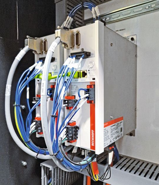 Die 2-kanaligen Servoverstärker der Serie AX5000 unterstützen mit ihrer Reglungstechnik die dynamische Achsansteuerung.(Bild:  BOS Innovations)