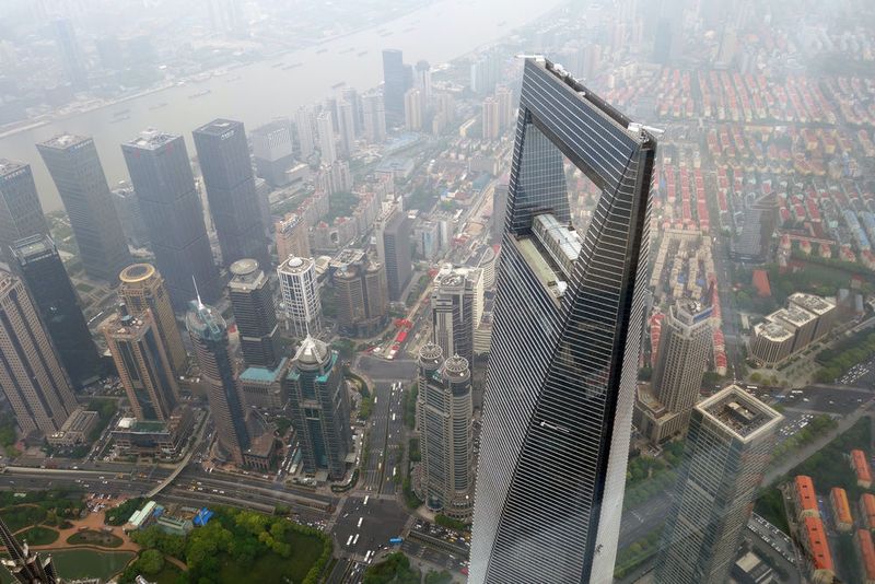 Von der Aussichtsplattform hat man einen unglaublichen Blick über das Wolkenkratzerviertel mit dem an einen Flaschenöffner erinnernden Shanghai World Financial Center – wenn nicht Nebel und Smog die Aussicht trüben. (Wehner/»kfz-betrieb«)