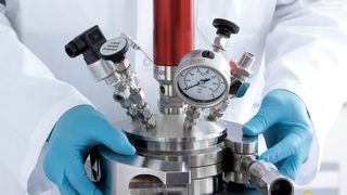 Der Hochdruckreaktor kann Volumina von 25 ml bis 4 l verarbeiten und lässt sich mit verschiedenen Rühr- und Heiztechniken sowie Temperaturregler und Datalogger ausstatten. (Bild: Berghof)