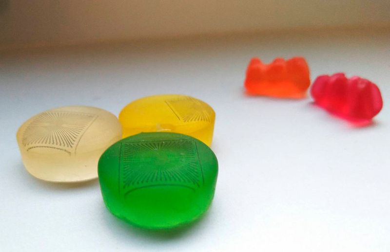 Sensoren aus dem Drucker – Einem Team der TU München und des Forschungszentrums Jülich ist es gelungen, funktionsfähige Sensoren direkt auf weiche Oberflächen zu drucken. Als Träger wählten die Forscher Gummibärchen. Elektroden-Arrays auf weichen Materialien wie Gelatine können unerwünschte Reaktionen im Gewebe verringern. Dass die Sensoren zuverlässige Werte liefern, konnte das Team durch Experimente mit Zellkulturen nachweisen.  (Nouran Adly / TUM)