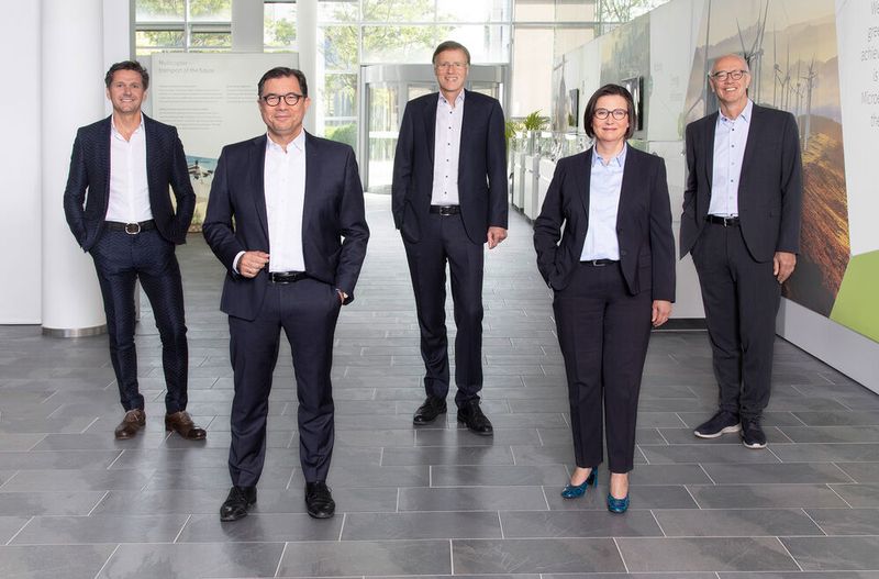 Freuen sich über überaus erfolgreiche Geschäfte: Die Mitglieder der Infineon-Geschäftsführung Andreas Urschitz (CMO), Dr. Sven Schneider (CFO), Jochen Hanebeck (CEO), Constanze Hufenbecher (CDTO) und Dr. Rutger Wijburg (COO) (von links nach rechts).