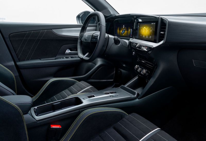 Reichlich Alcantara und diverse Performance-Anzeigen in Gelb kennzeichnen das GSE-Interieur. (Bild: Opel)