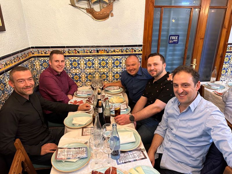 (v. l.) Sven Urban (Jacob), Marc Kummerhove (ISM), Thorsten Urban (Jacob), Piero Kesapli (imoled) und Thomas Spanidis (Samsung). (Bild: Vogel IT-Medien)