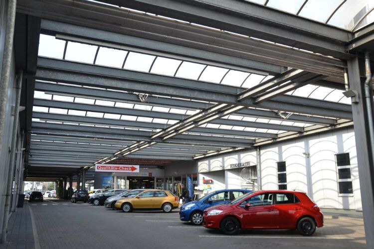 Falls gewünscht, können die Auto-Saxe-Besucher in der Besuchergalerie live zuschauen, wie ihr Fahrzeug repariert wird. Vom Schauraum aus gelangen sie dorthin selbst bei schlechtem Wetter dank einer riesigen überdachten Fläche trockenen Fußes. (Foto: Mauritz)