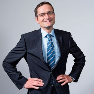Klaus Löffler, Geschäftsführer und Vertriebsleiter der Trumpf Laser- und Systemtechnik GmbH zum LASYS-Auftritt:„Ein leistungsstarker und gleichzeitig energieeffizienter Laser, der sich insbesondere durch sein breites Anwendungsspektrum auszeichnet, wird das besondere Highlight sein, dessen Geheimnis wir beim Messe-Auftakt lüften.“
