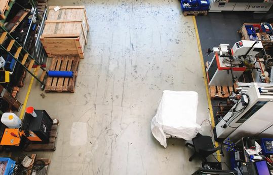 (Indoor-Navigation: Die Drohne findet sich in geschlossenen Räumen zurecht – wie hier beim Testflug in der Versuchshalle des IPH. (Quelle: Charlene Engelhardt, IPH gGmbH))