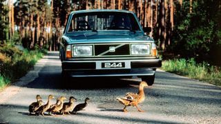 Schwedische Sicherheitsikone: Die amerikanische Verkehrssicherheitsbehörde NHTSA (National Highway Traffic Safety Administration) wählte im Jahr 1976 den Volvo 240 als Referenzfahrzeug für die Festlegung künftiger Sicherheitsnormen für Import-Personenwagen aus.  (Bild: Volvo)