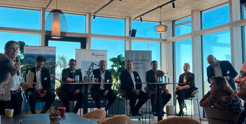 Die Beteiligten der Panel-Dskussion (v.l.): Heinz Grundner (Stadt Dorfen), Bernd Holtwick (Hochtief PPP Solution), MArtin Bayerstorfer (Landkreis Erdingen), Stephan Küßner (Palladio Partners), Marian Rappl (Verband der Bayerischen Energie- und Wasserwirtschaft), Marius Mählmann (Hochtief Data Center Partners), Sabrina Breidert (Yorizon). Modiert von Eva Luppian (Hochtief Data Center Partner) und Klaus Steiner (Stadtwerke Dorfen). (Bild: Paula Breukel)
