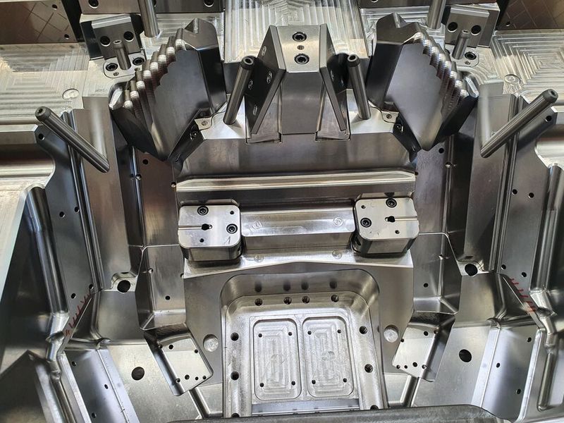Komplexe Geometrien: Die fertig bearbeitete Werkzeughälfte des Scheinwerfer-Werkzeugs mit bereits montierten Formeinsätzen.  (Bild: Moldino)