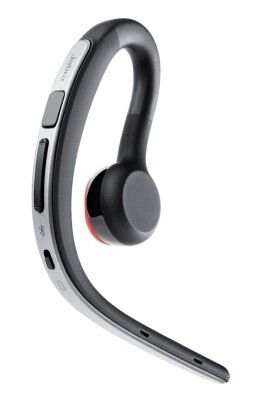 Red Dot Award 2015 - Headset Jabra Storm von Hersteller GN Netcom A/S, Jabra, Dänemark: Das Behind-the-Ear-Bluetooth-Headset mit direkt im Lautsprechergehäuse verbautem Akku und hohem Tragekomfort bietet bis zu zehn Stunden Gesprächs- und zehn Tage Stand-by-Zeit. Die Wind-Noise-Blackout-Technologie sorgt für klare Gespräche in HD-Voice-Qualität. Eine Multifunktionstaste regelt die Lautstärke, Sprachansagen informieren zum Verbindungs- und Batteriestatus. Es können bis zu acht mobile Endgeräte gekoppelt und zwei Verbindungen gleichzeitig gehalten werden. (Bild: Red Dot)