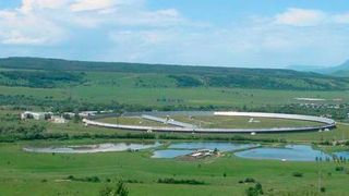 Luftaufnahme des Radioteleskops RATAN-600 bei Selentschukskaja im südrussischen Kaukasus. (Aleksandr S. Kawkas/Wikimedia Commons)