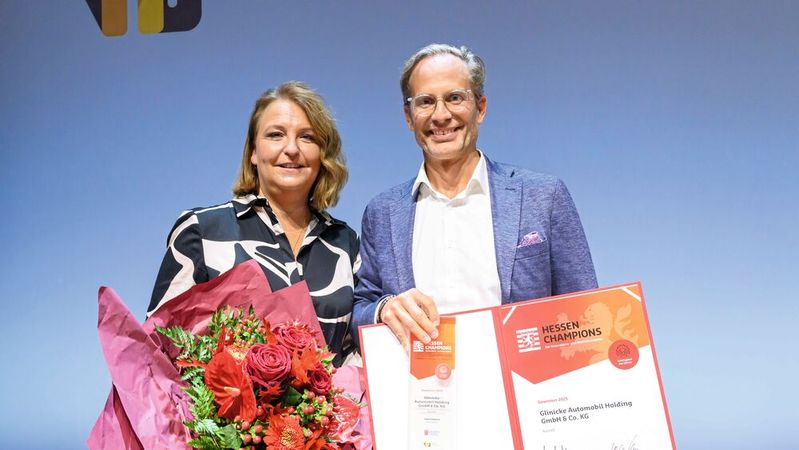 Zwei, die sich in der Wertschätzung der Mitarbeiter einig sind: (v.l.) Glinicke-Personalleiterin Anika Kretschmar und Unternehmensinhaber Florian Glinicke.(Bild:  Salome Roessler / lensandlight)