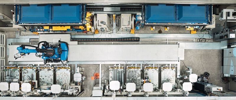 Das Anlagenkonzept kombiniert insgesamt vier Arbeitsstationen: zwei Schweißstationen (oben im Bild) und zwei Handlingbereiche (Mitte und rechts außerhalb des Bildbereichs). (Bild: Liebherr)