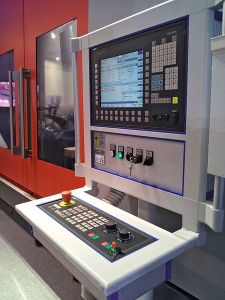 Bild 4: Zur Bedienung des Drehfräszentrums wird auf die Gehäusetechnik der Serie VIP 6000 zurückgegriffen.  (Bild: Rittal)