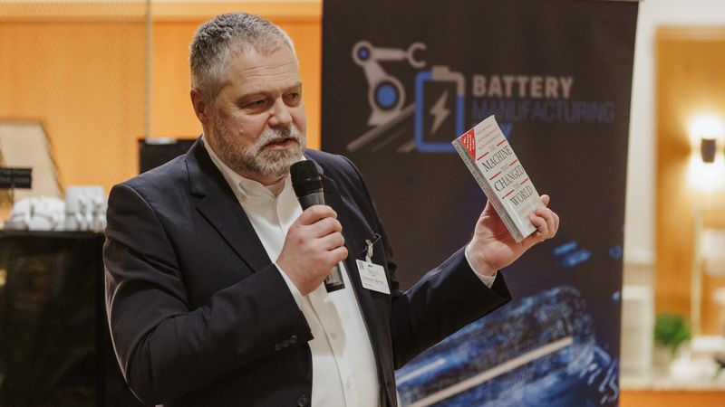 Christoph Stürmer bei einem Vortrag über Wertschöpfungsketten.(Bild:  Eidens-Holl/Vogel Communications Group)