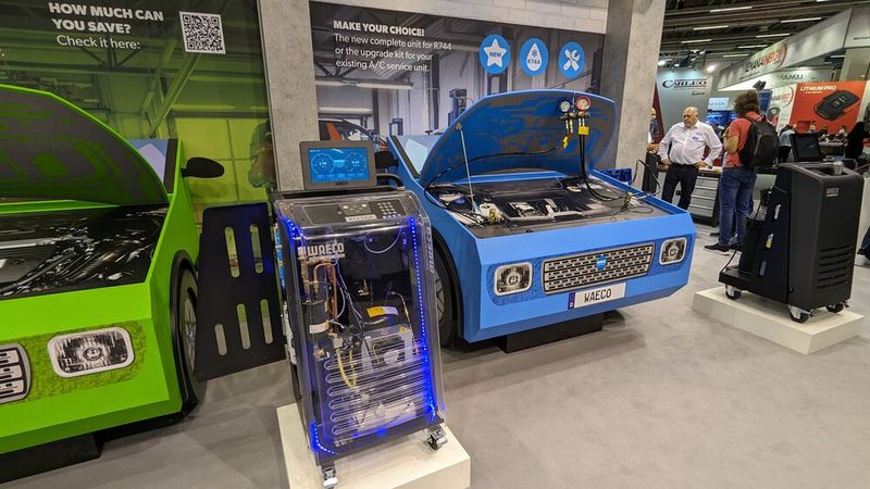 Und auch bei Waeco konnte man sich neben Servicegeräten für „normale“ Kältemittel auch über ein solches für R744 informieren. (Bild: Dominsky – VCG)
